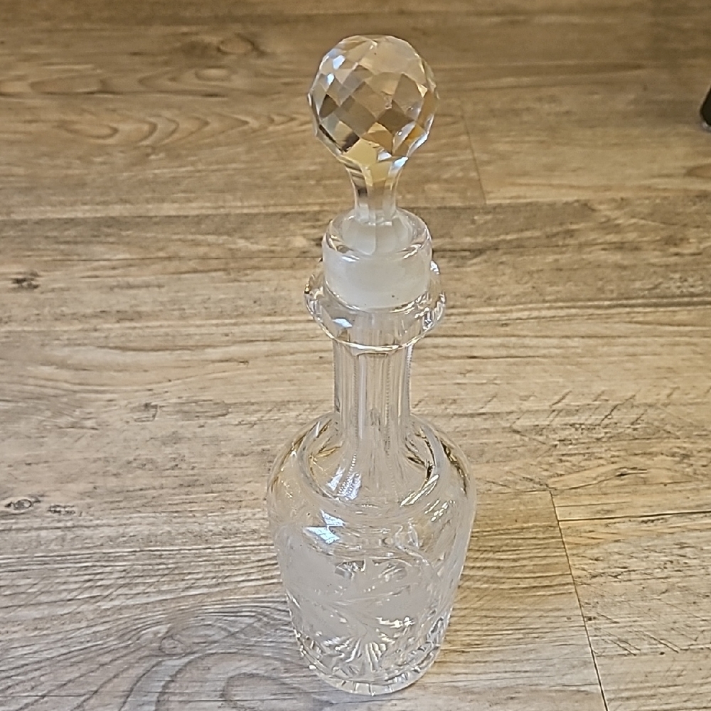 Elegant Crystal Decanter with Stopper